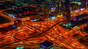 4K timelapse Oko nocy widoku autostrada w Dubaj 4K timelapse Oko nocy widoku autostrada w Dubaj