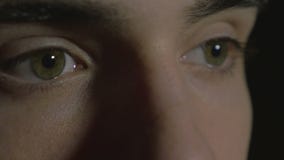 4k UHD - o close-up de um homem novo eyes na obscuridade video estoque 4k UHD - o close-up de um homem novo eyes na obscuridade video estoque
