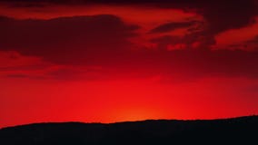 4K ultra HD (4096 x px 2304): Nascer do sol vermelho-alaranjado brilhante atrás da montanha vídeos de arquivo 4K ultra HD (4096 x px 2304): Nascer do sol vermelho-alaranjado brilhante atrás da montanha vídeos de arquivo