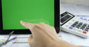 4k zakenman die aan tablet & hand het groene scherm van de vingeraanraking ipad werken stock footage 4k zakenman die aan tablet & hand het groene scherm van de vingeraanraking ipad werken stock footage