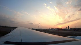4K, Zonsondergang na vliegtuig die in Taiwan landen, zoals die door vliegtuigvenster wordt gezien stock videobeelden 4K, Zonsondergang na vliegtuig die in Taiwan landen, zoals die door vliegtuigvenster wordt gezien stock videobeelden