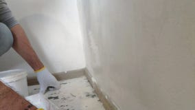 4K άτομο που χρωματίζει τους εσωτερικούς τοίχους στο επίπεδο που χρησιμοποιεί τη βούρτσα χρωμάτων Όμορφος νεαρός άνδρας που κάνει 4K άτομο που χρωματίζει τους εσωτερικούς τοίχους στο επίπεδο που χρησιμοποιεί τη βούρτσα χρωμάτων Όμορφος νεαρός άνδρας που κάνει