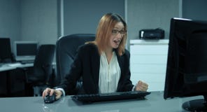4K: Ένας γραμματέας εργάζεται σε έναν υπολογιστή στο γραφείο της Ξαφνικά είναι τόσο ευτυχής όσο η διάτρηση 4K: Ένας γραμματέας εργάζεται σε έναν υπολογιστή στο γραφείο της Ξαφνικά είναι τόσο ευτυχής όσο η διάτρηση