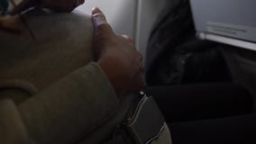 4k, ασιατική έγκυος γυναίκα που κρατούν το ισπανικό διαβατήριο, σχετικά με tummy στο αεροπλάνο απόθεμα βίντεο 4k, ασιατική έγκυος γυναίκα που κρατούν το ισπανικό διαβατήριο, σχετικά με tummy στο αεροπλάνο απόθεμα βίντεο