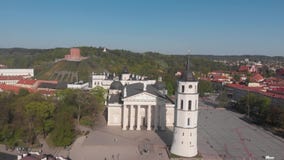 4k εναέρια άποψη της εκκλησίας Sts Johns, Vilnius, Λιθουανία απόθεμα βίντεο 4k εναέρια άποψη της εκκλησίας Sts Johns, Vilnius, Λιθουανία απόθεμα βίντεο