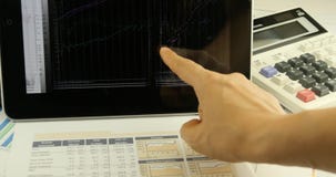 4k εργασία επιχειρηματιών για την ταμπλέτα με τα διαγράμματα, δάχτυλο σχετικά με τα διαγράμματα πιτών χρηματοδότησης απόθεμα βίντεο 4k εργασία επιχειρηματιών για την ταμπλέτα με τα διαγράμματα, δάχτυλο σχετικά με τα διαγράμματα πιτών χρηματοδότησης απόθεμα βίντεο