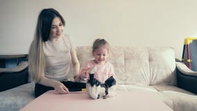 4k: Η νέα ελκυστική μητέρα και ένα γλυκό παιδί σπάζουν μια piggy τράπεζα, η οποία είναι πλήρης των νομισμάτων απόθεμα βίντεο 4k: Η νέα ελκυστική μητέρα και ένα γλυκό παιδί σπάζουν μια piggy τράπεζα, η οποία είναι πλήρης των νομισμάτων απόθεμα βίντεο