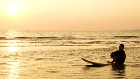 4K η σκιαγραφία του ατόμου surfer χαλαρώνει με το κάθισμα στην ιστιοσανίδα πέρα από τη θάλασσα στο ηλιοβασίλεμα στην τροπική παρα φιλμ μικρού μήκους 4K η σκιαγραφία του ατόμου surfer χαλαρώνει με το κάθισμα στην ιστιοσανίδα πέρα από τη θάλασσα στο ηλιοβασίλεμα στην τροπική παρα φιλμ μικρού μήκους