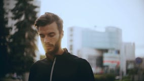 4K συγκεντρωμένο ευρωπαϊκό άτομο που προετοιμάζεται να αρχίσει Έννοια της συγκέντρωσης και της εστίασης Γενειοφόρο όμορφο θετικό 4K συγκεντρωμένο ευρωπαϊκό άτομο που προετοιμάζεται να αρχίσει Έννοια της συγκέντρωσης και της εστίασης Γενειοφόρο όμορφο θετικό