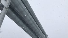 4K τεράστιος αγωγός υγραερίου που τοποθετούνται κατά μήκος της χιονώδους οδού στη Ρήγα, Λετονία απόθεμα βίντεο 4K τεράστιος αγωγός υγραερίου που τοποθετούνται κατά μήκος της χιονώδους οδού στη Ρήγα, Λετονία απόθεμα βίντεο