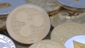 4K φυσικό νόμισμα Ripplecoin μετάλλων χρυσό πέρα από άλλους νομίσματα Κυματισμός νόμισμα-Dan απόθεμα βίντεο 4K φυσικό νόμισμα Ripplecoin μετάλλων χρυσό πέρα από άλλους νομίσματα Κυματισμός νόμισμα-Dan απόθεμα βίντεο