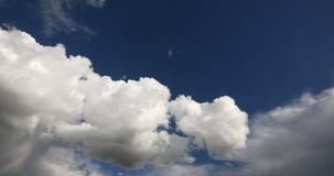 4k χρονικό σφάλμα της άσπρης αυξομειούμενης μάζας σύννεφων που πετά στον ουρανό, ουρανός, οροπέδιο του Θιβέτ απόθεμα βίντεο 4k χρονικό σφάλμα της άσπρης αυξομειούμενης μάζας σύννεφων που πετά στον ουρανό, ουρανός, οροπέδιο του Θιβέτ απόθεμα βίντεο