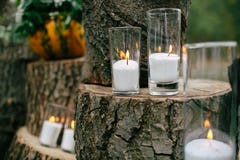 Kaarsen in verfraaide drinkbekers Huwelijksdecoratie in rustieke stijl Uitjeceremonie huwelijk in aard royalty-vrije stock foto Kaarsen in verfraaide drinkbekers Huwelijksdecoratie in rustieke stijl Uitjeceremonie huwelijk in aard royalty-vrije stock foto