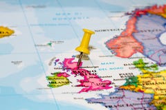 Kaart van Italië met een gele punaise stock afbeelding Kaart van Italië met een gele punaise stock afbeelding