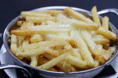 Kaasachtige Frieten stock foto's Kaasachtige Frieten stock foto's