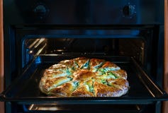 Kaaspastei in de oven Cake in fornuisclose-up op een donkere achtergrond royalty-vrije stock fotografie Kaaspastei in de oven Cake in fornuisclose-up op een donkere achtergrond royalty-vrije stock fotografie