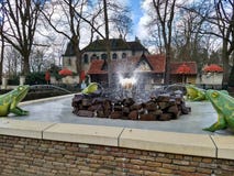 Kaatsheuvel holandie/- Marzec 29 2018: Fontanna z cztery żabami i kulą ziemską w parku tematycznym Efteling zdjęcia royalty free Kaatsheuvel holandie/- Marzec 29 2018: Fontanna z cztery żabami i kulą ziemską w parku tematycznym Efteling zdjęcia royalty free