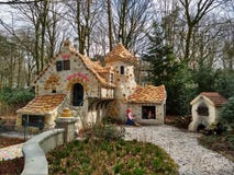Kaatsheuvel/los Países Bajos - 29 de marzo de 2018: La casa dulce del cuento de hadas Hansel y Gretel en el parque temático Eftel imagen de archivo Kaatsheuvel/los Países Bajos - 29 de marzo de 2018: La casa dulce del cuento de hadas Hansel y Gretel en el parque temático Eftel imagen de archivo