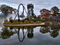 Kaatsheuvel/Paesi Bassi - 3 novembre 2016: Barone 1898 delle montagne russe di velocità nell'azione in parco a tema Efteling simm fotografia stock libera da diritti Kaatsheuvel/Paesi Bassi - 3 novembre 2016: Barone 1898 delle montagne russe di velocità nell'azione in parco a tema Efteling simm fotografia stock libera da diritti