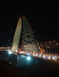 Kabel-bliven bro till och med bågen (den Bugrinsky bron) över floden Ob på natten, i Novosibirsk, Sibirien, Ryssland royaltyfria foton Kabel-bliven bro till och med bågen (den Bugrinsky bron) över floden Ob på natten, i Novosibirsk, Sibirien, Ryssland royaltyfria foton
