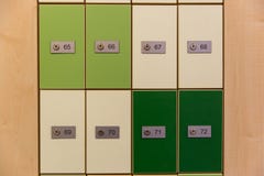 Kabinett-Briefkasten, Nahaufnahme von Reihen von grünen und weißen Briefkästen außerhalb der Post Wand von hölzernen Briefkästen lizenzfreie stockbilder Kabinett-Briefkasten, Nahaufnahme von Reihen von grünen und weißen Briefkästen außerhalb der Post Wand von hölzernen Briefkästen lizenzfreie stockbilder