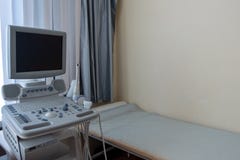 Kabinett ultraljud medicinsk fungeringslokal för utrustningsjukhus Diagnos och undersökning av mänskliga inre organ till och med arkivbild Kabinett ultraljud medicinsk fungeringslokal för utrustningsjukhus Diagnos och undersökning av mänskliga inre organ till och med arkivbild
