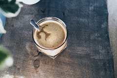 Kaffe i ett exponeringsglas på en trätabell royaltyfria bilder Kaffe i ett exponeringsglas på en trätabell royaltyfria bilder
