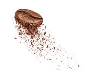 Kaffebönor bryter in i pulvernärbild som isoleras på vit fotografering för bildbyråer Kaffebönor bryter in i pulvernärbild som isoleras på vit fotografering för bildbyråer