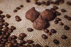 Kaffebönor och chokladgodisar på säckvävslut upp Kaffe och sötsakbakgrund royaltyfri foto Kaffebönor och chokladgodisar på säckvävslut upp Kaffe och sötsakbakgrund royaltyfri foto