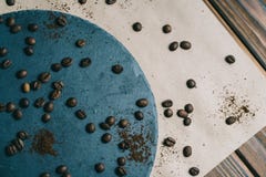 Kaffee in einer Reibe auf einem dunklen Hintergrund mit Sahne stockbilder Kaffee in einer Reibe auf einem dunklen Hintergrund mit Sahne stockbilder