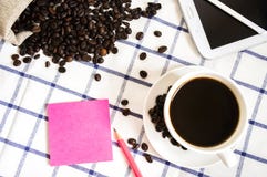 Kaffee, Kaffeebohnen, Telefone, Bleistifte und Notizbücher sind auf dem Schreibtisch stockfoto Kaffee, Kaffeebohnen, Telefone, Bleistifte und Notizbücher sind auf dem Schreibtisch stockfoto