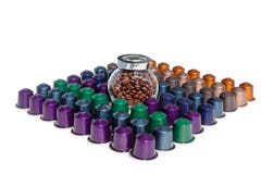 Kaffee kapselt verschiedene Farben und Glasgefäß mit Kaffeebohnen auf dem weißen lokalisierten Hintergrund ein lizenzfreies stockfoto Kaffee kapselt verschiedene Farben und Glasgefäß mit Kaffeebohnen auf dem weißen lokalisierten Hintergrund ein lizenzfreies stockfoto