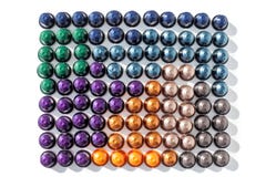 Kaffee kapselt viele verschiedenen Farben auf weißer Hintergrund lokalisierter Draufsicht ein lizenzfreie stockfotos Kaffee kapselt viele verschiedenen Farben auf weißer Hintergrund lokalisierter Draufsicht ein lizenzfreie stockfotos