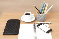 Kaffee, Telefon, Brillen, Notizblock, Geldbörse und Farbe zeichnen an Lizenzfreie Stockbilder Kaffee, Telefon, Brillen, Notizblock, Geldbörse und Farbe zeichnen an Lizenzfreie Stockbilder
