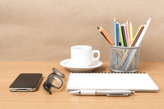 Kaffee, Telefon, Brillen, Notizblock und Herz und Farbe zeichnen an Lizenzfreies Stockbild Kaffee, Telefon, Brillen, Notizblock und Herz und Farbe zeichnen an Lizenzfreies Stockbild