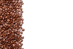 Kaffeebohnen auf dem weißen Hintergrund stockfotografie Kaffeebohnen auf dem weißen Hintergrund stockfotografie
