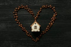 Kaffeehaus und Kaffeebohneherzform lizenzfreies stockbild Kaffeehaus und Kaffeebohneherzform lizenzfreies stockbild