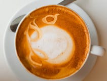Kaffeezeit, Café in Dubai stockfotografie Kaffeezeit, Café in Dubai stockfotografie