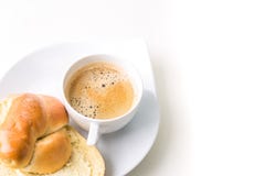 Kaffekopp med hemlagade bakelser på vit bakgrund arkivfoto Kaffekopp med hemlagade bakelser på vit bakgrund arkivfoto