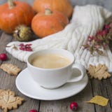 Kaffekoppen, stucken halsduk, torkar sidor, kakor, pumpa, kastanjer, hagtorn, och barberryen bär frukt på en träbakgrund arkivbilder Kaffekoppen, stucken halsduk, torkar sidor, kakor, pumpa, kastanjer, hagtorn, och barberryen bär frukt på en träbakgrund arkivbilder