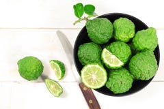 Kaffirlimefrukt och kaffirlimefruktblad royaltyfri bild Kaffirlimefrukt och kaffirlimefruktblad royaltyfri bild