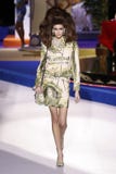 Kaia Gerber camina la pista en la demostraci?n de Moschino en Milan Fashion Week Autumn /Winter 2019/20 fotos de archivo libres de regalías Kaia Gerber camina la pista en la demostraci?n de Moschino en Milan Fashion Week Autumn /Winter 2019/20 fotos de archivo libres de regalías
