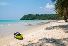 Kajak auf dem tropischen Strand lizenzfreies stockfoto Kajak auf dem tropischen Strand lizenzfreies stockfoto