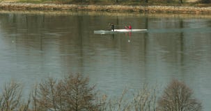 Kajak e canoa sul lago vicino alla riva - metraggio del teleobiettivo - distorsione dell'atmosfera Kajak e canoa sul lago vicino alla riva - metraggio del teleobiettivo - distorsione dell'atmosfera