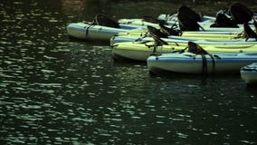 Kajaks plásticos en el agua almacen de video Kajaks plásticos en el agua almacen de video