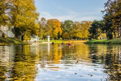Kajaktur på floddaugavaen och kanalen runt om den gamla citen royaltyfria foton Kajaktur på floddaugavaen och kanalen runt om den gamla citen royaltyfria foton