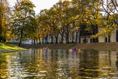Kajaktur på floddaugavaen och kanalen runt om den gamla citen royaltyfria bilder Kajaktur på floddaugavaen och kanalen runt om den gamla citen royaltyfria bilder