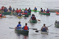 Kajakuje Kayaking w dół rzeczny Bann Irlandia zdjęcie royalty free Kajakuje Kayaking w dół rzeczny Bann Irlandia zdjęcie royalty free