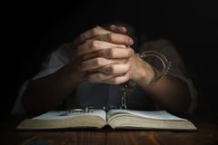 Kajdanki i Święta biblia Pojęcie obrazek Someone Który Rel zdjęcia royalty free Kajdanki i Święta biblia Pojęcie obrazek Someone Który Rel zdjęcia royalty free