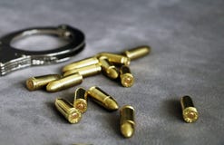 Kajdanki, pistoletowi pociski i ID właściciel dla, policjantów, jednostek specjalnych i obrończych jednostek wyposażenia, zdjęcia royalty free Kajdanki, pistoletowi pociski i ID właściciel dla, policjantów, jednostek specjalnych i obrończych jednostek wyposażenia, zdjęcia royalty free